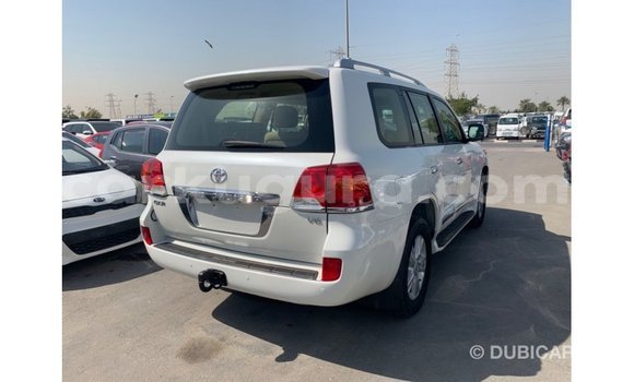Acheter Import Voiture Toyota Land Cruiser Blanc à Import - Dubai, Bujumbura Acheter Import Voiture Toyota Land Cruiser Blanc à Import - Dubai, Bujumbura