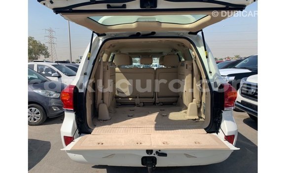 Acheter Import Voiture Toyota Land Cruiser Blanc à Import - Dubai, Bujumbura Acheter Import Voiture Toyota Land Cruiser Blanc à Import - Dubai, Bujumbura