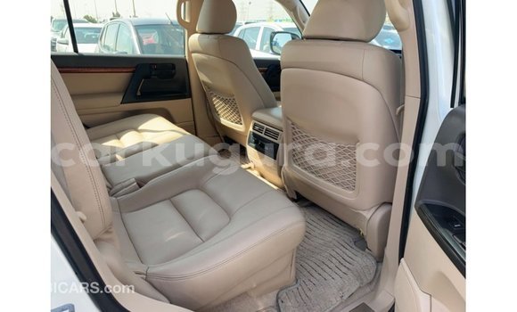 Acheter Import Voiture Toyota Land Cruiser Blanc à Import - Dubai, Bujumbura Acheter Import Voiture Toyota Land Cruiser Blanc à Import - Dubai, Bujumbura
