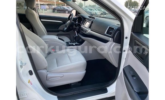 Acheter Import Voiture Toyota Highlander Blanc à Import - Dubai, Bujumbura Acheter Import Voiture Toyota Highlander Blanc à Import - Dubai, Bujumbura
