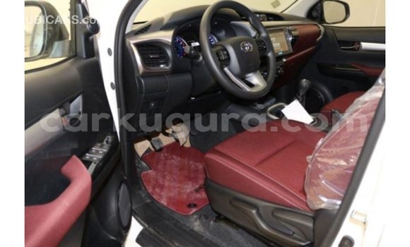 Nunua Imported Toyota Hilux Nyeupe Gari ndani ya Import - Dubai nchini Bujumbura Nunua Imported Toyota Hilux Nyeupe Gari ndani ya Import - Dubai nchini Bujumbura