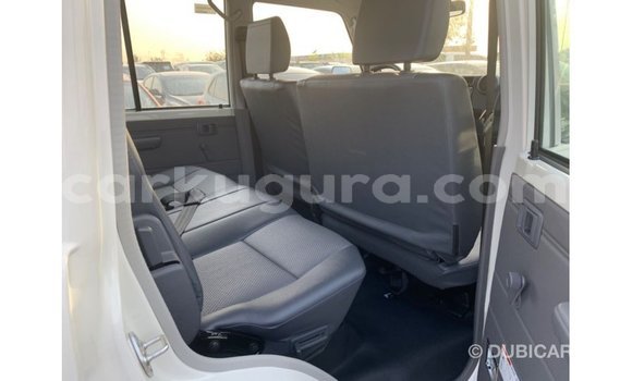 Acheter Import Voiture Toyota Land Cruiser Blanc à Import - Dubai, Bujumbura Acheter Import Voiture Toyota Land Cruiser Blanc à Import - Dubai, Bujumbura
