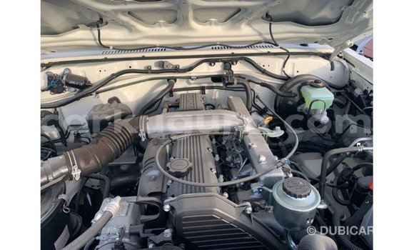 Acheter Import Voiture Toyota Land Cruiser Blanc à Import - Dubai, Bujumbura Acheter Import Voiture Toyota Land Cruiser Blanc à Import - Dubai, Bujumbura