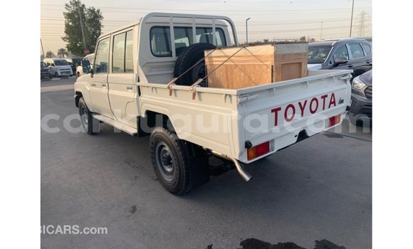 Acheter Import Voiture Toyota Land Cruiser Blanc à Import - Dubai, Bujumbura Acheter Import Voiture Toyota Land Cruiser Blanc à Import - Dubai, Bujumbura