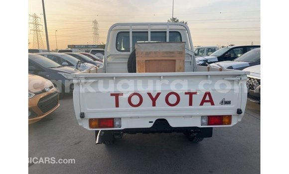 Acheter Import Voiture Toyota Land Cruiser Blanc à Import - Dubai, Bujumbura Acheter Import Voiture Toyota Land Cruiser Blanc à Import - Dubai, Bujumbura