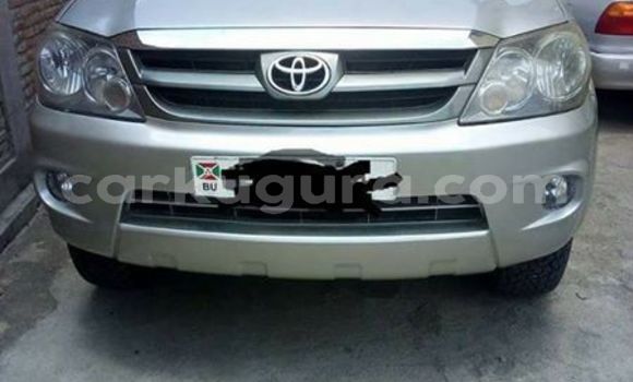 Acheter Occasion Voiture Toyota Fortuner Gris à Muyinga au Burundi Acheter Occasion Voiture Toyota Fortuner Gris à Muyinga au Burundi
