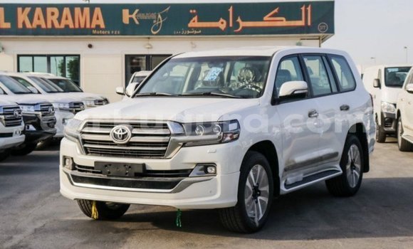 Nunua Imported Toyota Land Cruiser Nyeupe Gari ndani ya Import - Dubai nchini Bujumbura Nunua Imported Toyota Land Cruiser Nyeupe Gari ndani ya Import - Dubai nchini Bujumbura