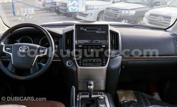 Nunua Imported Toyota Land Cruiser Nyeupe Gari ndani ya Import - Dubai nchini Bujumbura Nunua Imported Toyota Land Cruiser Nyeupe Gari ndani ya Import - Dubai nchini Bujumbura