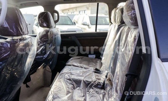 Nunua Imported Toyota Land Cruiser Nyeupe Gari ndani ya Import - Dubai nchini Bujumbura Nunua Imported Toyota Land Cruiser Nyeupe Gari ndani ya Import - Dubai nchini Bujumbura