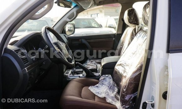 Nunua Imported Toyota Land Cruiser Nyeupe Gari ndani ya Import - Dubai nchini Bujumbura Nunua Imported Toyota Land Cruiser Nyeupe Gari ndani ya Import - Dubai nchini Bujumbura