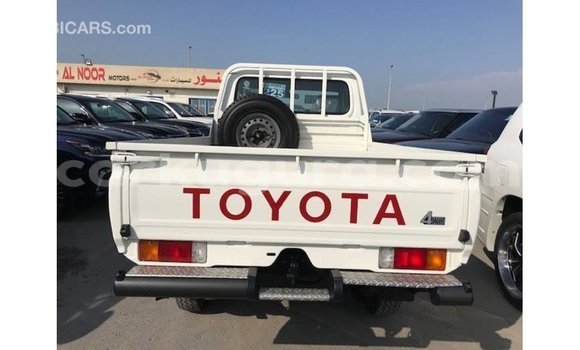 Acheter Import Voiture Toyota Land Cruiser Blanc à Import - Dubai, Bujumbura Acheter Import Voiture Toyota Land Cruiser Blanc à Import - Dubai, Bujumbura