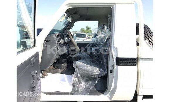 Acheter Import Voiture Toyota Land Cruiser Blanc à Import - Dubai, Bujumbura Acheter Import Voiture Toyota Land Cruiser Blanc à Import - Dubai, Bujumbura
