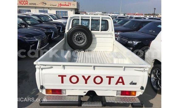 Acheter Import Voiture Toyota Land Cruiser Blanc à Import - Dubai, Bujumbura Acheter Import Voiture Toyota Land Cruiser Blanc à Import - Dubai, Bujumbura