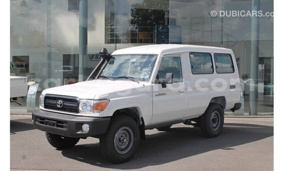 Nunua Imported Toyota Land Cruiser Nyeupe Gari ndani ya Import - Dubai nchini Bujumbura Nunua Imported Toyota Land Cruiser Nyeupe Gari ndani ya Import - Dubai nchini Bujumbura