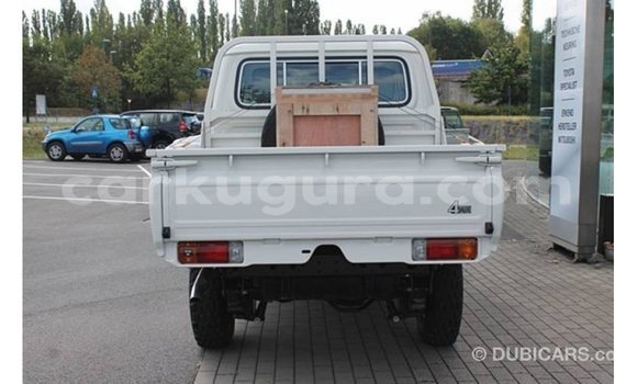 Nunua Imported Toyota Land Cruiser Nyeupe Gari ndani ya Import - Dubai nchini Bujumbura Nunua Imported Toyota Land Cruiser Nyeupe Gari ndani ya Import - Dubai nchini Bujumbura