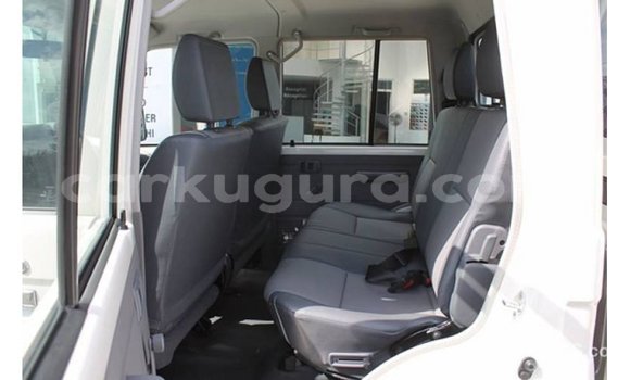 Nunua Imported Toyota Land Cruiser Nyeupe Gari ndani ya Import - Dubai nchini Bujumbura Nunua Imported Toyota Land Cruiser Nyeupe Gari ndani ya Import - Dubai nchini Bujumbura