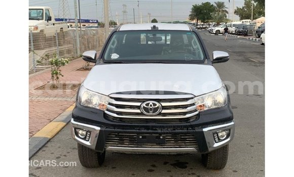 Nunua Imported Toyota Hilux Nyeusi Gari ndani ya Import - Dubai nchini Bujumbura Nunua Imported Toyota Hilux Nyeusi Gari ndani ya Import - Dubai nchini Bujumbura