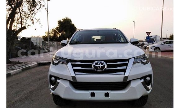 Nunua Imported Toyota Fortuner Nyeupe Gari ndani ya Import - Dubai nchini Bujumbura Nunua Imported Toyota Fortuner Nyeupe Gari ndani ya Import - Dubai nchini Bujumbura