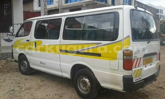 Nunua Ilio tumika Toyota Hiace Nyeupe Gari ndani ya Kamenge nchini Bujumbura Nunua Ilio tumika Toyota Hiace Nyeupe Gari ndani ya Kamenge nchini Bujumbura