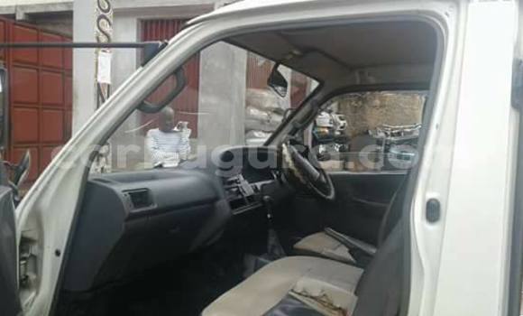 Nunua Ilio tumika Toyota Hiace Nyeupe Gari ndani ya Kamenge nchini Bujumbura Nunua Ilio tumika Toyota Hiace Nyeupe Gari ndani ya Kamenge nchini Bujumbura