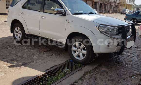 Acheter Occasion Voiture Toyota Fortuner Blanc à Bujumbura au Bujumbura Acheter Occasion Voiture Toyota Fortuner Blanc à Bujumbura au Bujumbura