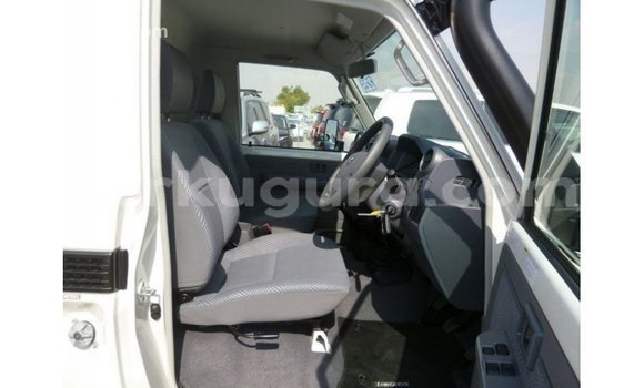 Buy Import Toyota Land Cruiser White Car in Import - Dubai in Bujumbura Buy Import Toyota Land Cruiser White Car in Import - Dubai in Bujumbura