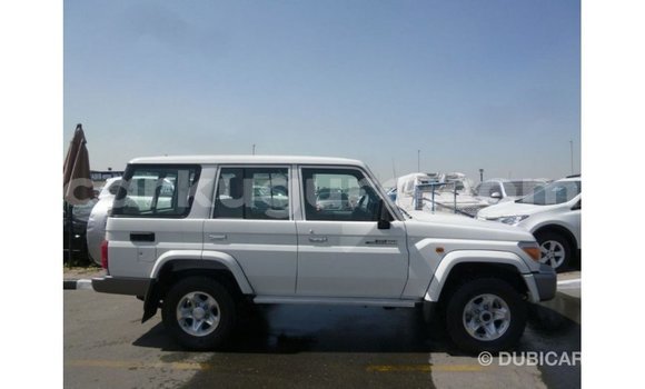 Acheter Import Voiture Toyota Land Cruiser Blanc à Import - Dubai, Bujumbura Acheter Import Voiture Toyota Land Cruiser Blanc à Import - Dubai, Bujumbura