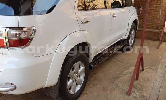 Acheter Occasion Voiture Toyota Fortuner Blanc à Bujumbura, Bujumbura Acheter Occasion Voiture Toyota Fortuner Blanc à Bujumbura, Bujumbura