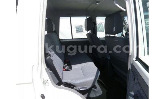 Acheter Import Voiture Toyota Land Cruiser Blanc à Import - Dubai, Bujumbura Acheter Import Voiture Toyota Land Cruiser Blanc à Import - Dubai, Bujumbura