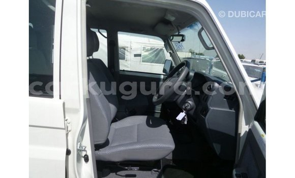 Nunua Imported Toyota Land Cruiser Nyeupe Gari ndani ya Import - Dubai nchini Bujumbura Nunua Imported Toyota Land Cruiser Nyeupe Gari ndani ya Import - Dubai nchini Bujumbura