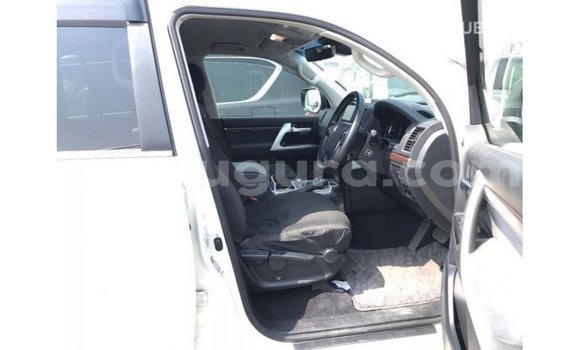 Acheter Import Voiture Toyota Land Cruiser Blanc à Import - Dubai, Bujumbura Acheter Import Voiture Toyota Land Cruiser Blanc à Import - Dubai, Bujumbura