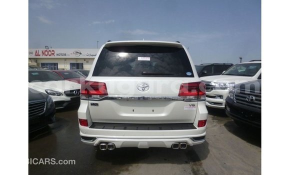 Acheter Import Voiture Toyota Land Cruiser Blanc à Import - Dubai, Bujumbura Acheter Import Voiture Toyota Land Cruiser Blanc à Import - Dubai, Bujumbura
