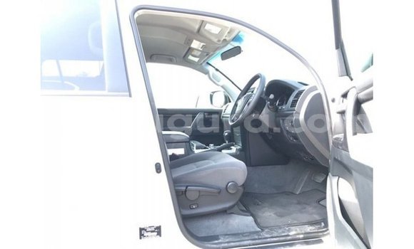 Acheter Import Voiture Toyota Land Cruiser Blanc à Import - Dubai, Bujumbura Acheter Import Voiture Toyota Land Cruiser Blanc à Import - Dubai, Bujumbura