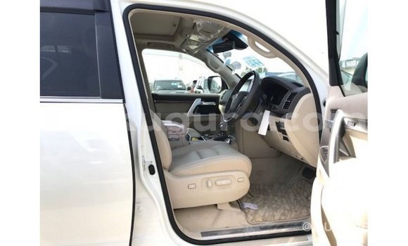 Acheter Import Voiture Toyota Land Cruiser Blanc à Import - Dubai, Bujumbura Acheter Import Voiture Toyota Land Cruiser Blanc à Import - Dubai, Bujumbura