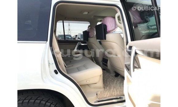Acheter Import Voiture Toyota Land Cruiser Blanc à Import - Dubai, Bujumbura Acheter Import Voiture Toyota Land Cruiser Blanc à Import - Dubai, Bujumbura