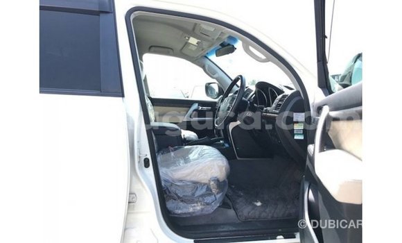 Acheter Import Voiture Toyota Land Cruiser Blanc à Import - Dubai, Bujumbura Acheter Import Voiture Toyota Land Cruiser Blanc à Import - Dubai, Bujumbura