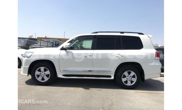 Acheter Import Voiture Toyota Land Cruiser Blanc à Import - Dubai, Bujumbura Acheter Import Voiture Toyota Land Cruiser Blanc à Import - Dubai, Bujumbura
