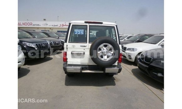 Acheter Import Voiture Toyota Land Cruiser Blanc à Import - Dubai, Bujumbura Acheter Import Voiture Toyota Land Cruiser Blanc à Import - Dubai, Bujumbura
