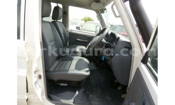 Acheter Import Voiture Toyota Land Cruiser Blanc à Import - Dubai, Bujumbura Acheter Import Voiture Toyota Land Cruiser Blanc à Import - Dubai, Bujumbura