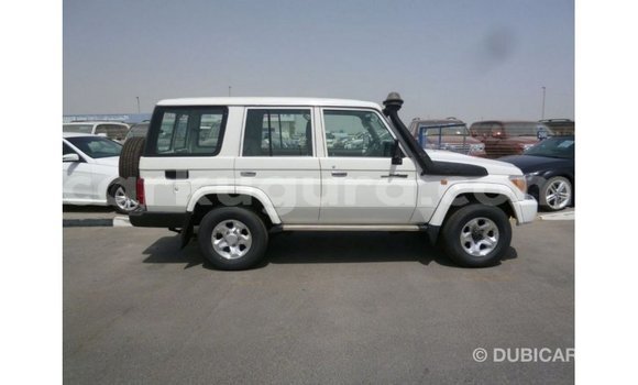 Acheter Import Voiture Toyota Land Cruiser Blanc à Import - Dubai, Bujumbura Acheter Import Voiture Toyota Land Cruiser Blanc à Import - Dubai, Bujumbura