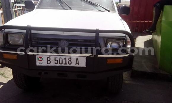 Acheter Occasion Voiture Toyota Hilux Blanc à Bururi au Burundi Acheter Occasion Voiture Toyota Hilux Blanc à Bururi au Burundi