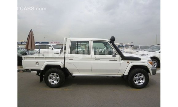 Acheter Import Voiture Toyota Land Cruiser Blanc à Import - Dubai, Bujumbura Acheter Import Voiture Toyota Land Cruiser Blanc à Import - Dubai, Bujumbura