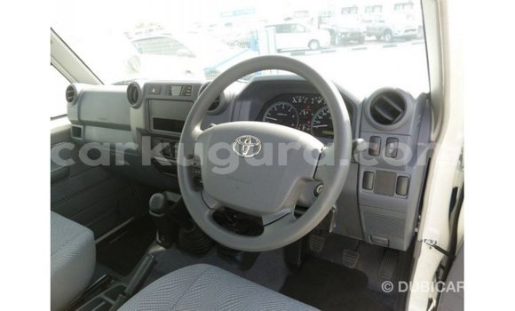 Nunua Imported Toyota Land Cruiser Nyeupe Gari ndani ya Import - Dubai nchini Bujumbura Nunua Imported Toyota Land Cruiser Nyeupe Gari ndani ya Import - Dubai nchini Bujumbura