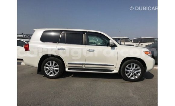 Acheter Import Voiture Toyota Land Cruiser Blanc à Import - Dubai, Bujumbura Acheter Import Voiture Toyota Land Cruiser Blanc à Import - Dubai, Bujumbura