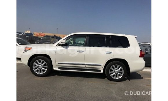 Acheter Import Voiture Toyota Land Cruiser Blanc à Import - Dubai, Bujumbura Acheter Import Voiture Toyota Land Cruiser Blanc à Import - Dubai, Bujumbura