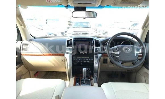 Acheter Import Voiture Toyota Land Cruiser Blanc à Import - Dubai, Bujumbura Acheter Import Voiture Toyota Land Cruiser Blanc à Import - Dubai, Bujumbura