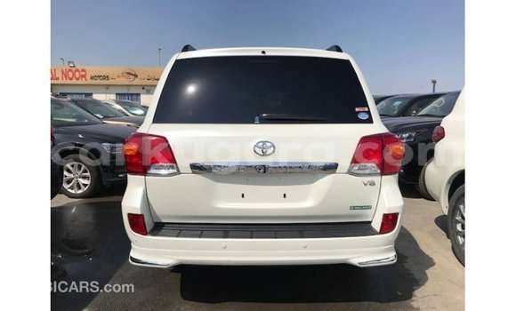 Acheter Import Voiture Toyota Land Cruiser Blanc à Import - Dubai, Bujumbura Acheter Import Voiture Toyota Land Cruiser Blanc à Import - Dubai, Bujumbura