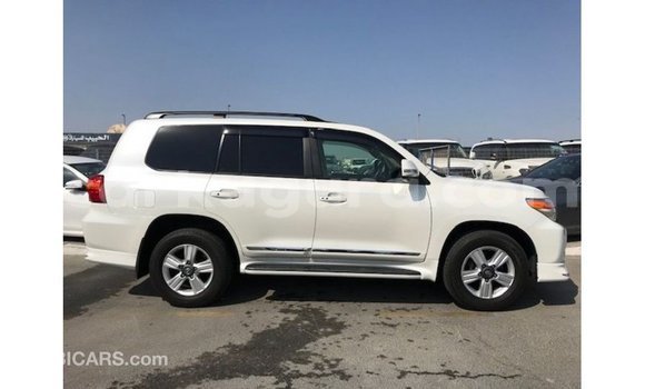 Acheter Import Voiture Toyota Land Cruiser Blanc à Import - Dubai, Bujumbura Acheter Import Voiture Toyota Land Cruiser Blanc à Import - Dubai, Bujumbura