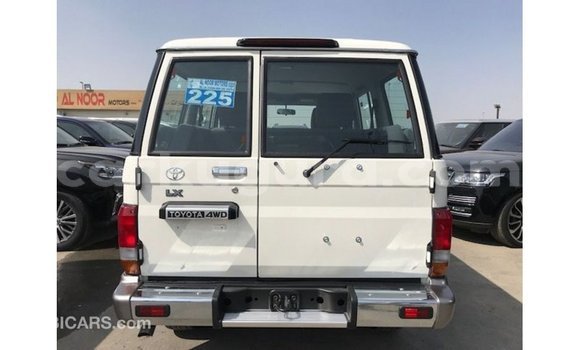 Nunua Imported Toyota Land Cruiser Nyeupe Gari ndani ya Import - Dubai nchini Bujumbura Nunua Imported Toyota Land Cruiser Nyeupe Gari ndani ya Import - Dubai nchini Bujumbura
