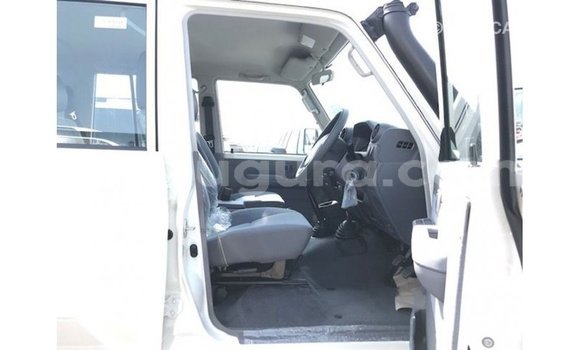 Nunua Imported Toyota Land Cruiser Nyeupe Gari ndani ya Import - Dubai nchini Bujumbura Nunua Imported Toyota Land Cruiser Nyeupe Gari ndani ya Import - Dubai nchini Bujumbura